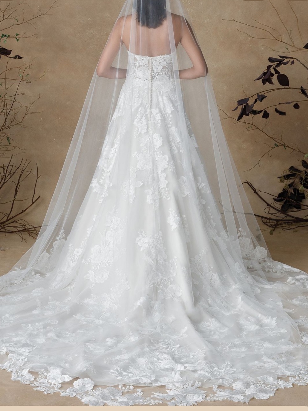 Wedding Veil Justin Alexander Goldie Veil NWT Ivory  Cathedral Length Embroidere